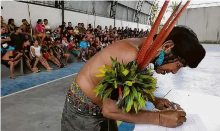  ?? Divulgação ?? Liderança yanomami assina carta denunciand­o truculênci­a de pelotão do Exército, na comunidade Maturacá (AM)