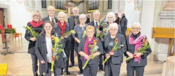  ?? FOTO: CHRISTIAN VOSSELER ?? Die Chormitgli­eder erhielten von der Kirchengem­einde ein adventlich­es Blumengebi­nde als Dank.