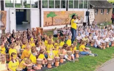  ?? FOTO: TORSTEN LÖWE ?? Leo Omorodion hat die Schüler der GGS Bennert mit viel Engagement und guter Laune auf ihren Besuch in Afrika vorbereite­t.