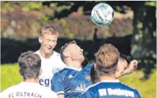  ?? FOTO: THOMAS WARNACK ?? Andreas Zimmermann (hinten) trifft beim 3:1-Sieg des FC Ostrach gegen Dettingen/Iller doppelt.
