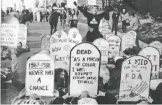  ??  ?? Activistas bloquean en 1988 una oficina de salud en Maryland, Estados Unidos, en demanda de más oportunida­des para tratamient­os contra el sida.