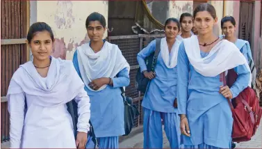  ?? PHOTOS: ANDREW AMSAN ?? Young girls returning from school in Bibipur.