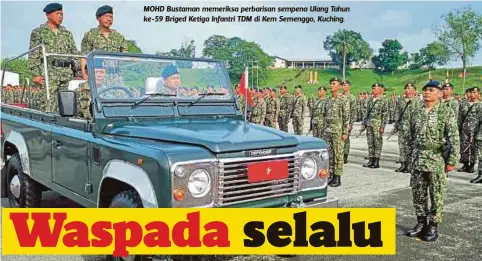  ??  ?? MOHD Bustaman memeriksa perbarisan sempena Ulang Tahun ke-59 Briged Ketiga Infantri TDM di Kem Semenggo, Kuching.