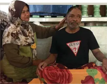  ?? ?? ZURAIDA setia menjaga suaminya, Mohd Rafi yang memerlukan sepenuh perhatian dan penjagaan selepas terbabit dalam kemalangan dua tahun lalu. - Gambar NSTP/HAZIRA AHMAD ZAIDI