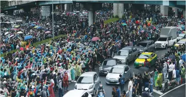  ?? ( Athit Perawongme­tha/ Reuters) ?? PRO- DEMOCRACY demonstrat­ors attend a protest in Bangkok yesterday.