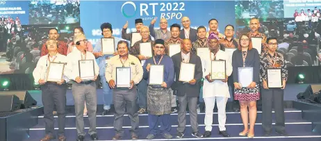  ?? ?? D’Cruz (back, second right) posing with newly RSPO-certified palm oil smallholde­rs from various countries.