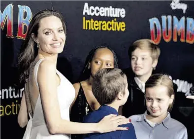  ?? ETIENNE LAURENT / EFE ?? Angelina Jolie posa con cuatro de sus seis hijos, en el 2019, en la ‘premiere’ de ‘Dumbo’.