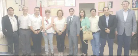  ??  ?? Desirée Masi (i) y la jueza electoral Patricia Blasco (c) comparten con otros candidatos del PDP. Fue ayer a la mañana en la Justicia Electoral, tras inscribir las candidatur­as de este partido para las elecciones generales del 22 de abril.