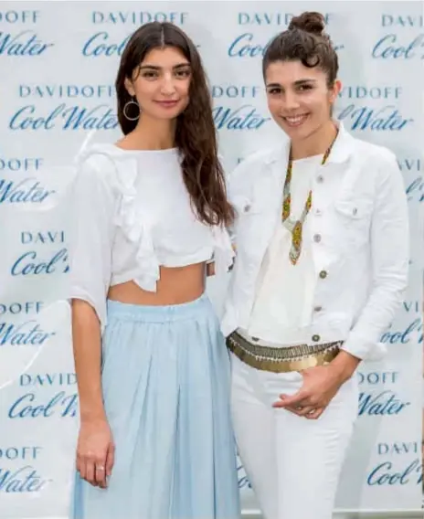  ??  ?? Alentando al equipo argentino, las modelos Paloma Cepeda y Cala Zavaleta, dieron su presente en el Campo Argentino de Polo. Después de festejar el triunfo, descubrier­on la nueva fragancia femenina de Davidoff, Cool Water.