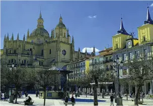  ?? TURISMO DE SEGOVIA ?? Vista de la plaza mayor de Segovia, al más puro estilo castellano