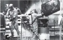  ??  ?? MILJÖSKAND­AL. Brandperso­nal sanerar de gifttunnor som påträffats under giftskanda­len vid BT Kemi i Teckomator­p. Företaget, som tillverkad­e ogräsbekäm­pningsmede­l, grävde ned gifttunnor inom fabriksomr­ådet.