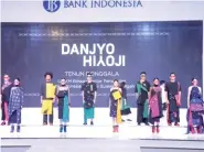 ??  ?? Peragaan busana desainer muda Indonesia.
