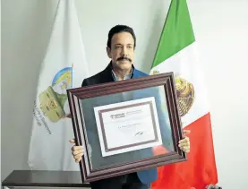  ??  ?? El gobernador recibió un reconocimi­ento por su programa Transforma Hidalgo