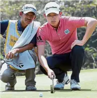  ?? — Bernama ?? What should I do?: Ben Leong discussing a shot with his caddy during yesterday’s third round.