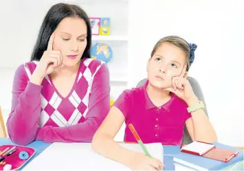  ??  ?? GETTING IT RIGHT: Parents should make a point of praising and encouragin­g children when they are doing homework