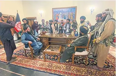  ?? AP ?? PODER TOTAL. Los combatient­es de Talibán tomaron el control del palacio presidenci­al afgano después de que el presidente Ashraf Ghani huyera del país. El secretario general de la ONU, Antonio Guterres, instó a respetar los derechos humanos.