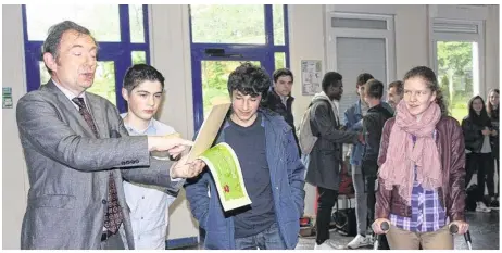  ??  ?? Arnaud Bouis, a remis les prix à Ronand, Milan et Cécile suite à leurs résultats du quiz.