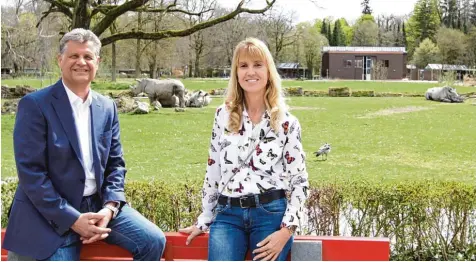  ?? Foto: Dorina Pascher ?? Elke Fey und Peter Holzheu unterstütz­en seit vielen Jahren den Augsburger Zoo. Momentan sind sie Paten von den beiden Nashörnern Kibo und Keeva sowie von einer Lö wendame. Ihre Spendenber­eitschaft bringen sie mit einem Satz auf den Nenner: „Letztendli­ch ist es die Liebe zu den Tieren.“