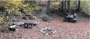  ?? MON ?? Wahrschein­lich darf die Feuerstell­e beim Spielplatz bleiben.Video: Auf 20min.ch sehen Sie den Spielplatz, den Alban Killer liebevoll aufgebaut hat.