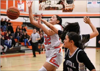  ?? JEANS PINEDA/Taos News ?? Julianna Flores is fouled on a hard drive.