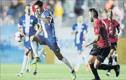  ?? FOTO: EL CORREO ?? Markel Susaeta El capitán del Athletic trata de avanzar con el balón durante el partido de Formentera