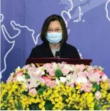  ??  ?? Transparen­ce. Tsai Ing-wen, la présidente de Taïwan, s’appuie sur la coopératio­n de la population dans la lutte contre le virus.