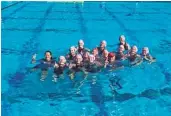  ?? GLAE THIEN ?? Coach David Bennett (red cap) celebrates title with the Santa Fe Christian girls water polo team.