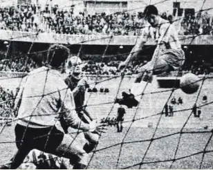  ??  ?? TEMPORADA 62-63 23 de mayo de 1963, Bernabéu. Promoción: Espanyol-Mallorca, 1-0
Así marcó Manuel Idígoras el gol que supuso el primer regreso del Espanyol. Los partidos de ida y vuelta de la promoción acabaron con el mismo marcador, 2-1 // VIDA DEPORTIVA