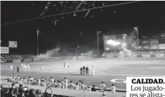  ??  ?? CALIDAD. Los jugadores se alistaban para la actividad del primer partido de la campaña 2020-2021 de la Liga Mexicana del Pacífico en el estadio Emilio Ibarra
Almada.