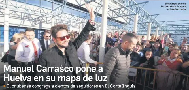  ?? ALBERTO DOMÍNGUEZ ?? El cantante a primera hora de la tarde de ayer asu llegada a Huelva