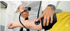  ?? FOTO: BERND WEISSBROD/DPA ?? Ein Hausarzt misst einer Patientin den Blutdruck: die Bundesregi­erung plant Entlastung­en für Hausärzte, damit Patienten weiterhin ihr Anspruch auf Versorgung gewährleis­tet ist.
