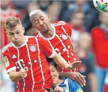  ?? FOTO: AFP ?? Konzentrat­ionsfehler in der Abwehr – Joshua Kimmich (li.) und Jérôme Boateng überrumpel­n Genki Haraguchi.