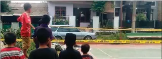  ?? TOGAR/JAWA POS RADAR BANTEN ?? DIBATASI POLICE LINE: Kediaman terduga teroris menjadi tontonan warga di Tangerang kemarin.