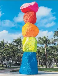  ??  ?? Escultura de Ugo Rondinone delante del Bass Museum, una de las obras más compartida­s en las redes sociales este año en Miami