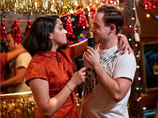  ?? George Kraychyk/ TriStar Pictures ?? Geraldine Viswanatha­n and Dacre Montgomery play out a predictabl­e romance in “The Broken Hearts Gallery.”