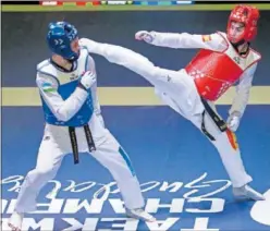  ?? ?? Jorquera lanza una patada en la semifinal frente al uzbeko Pulatov.