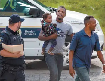  ?? JACQUES NADEAU LE DEVOIR ?? Plusieurs migrants, dont la majorité était d’origine haïtienne en provenance des États-Unis, ont traversé la frontière canadienne par le chemin Roxham au cours du printemps et de l’été 2017.