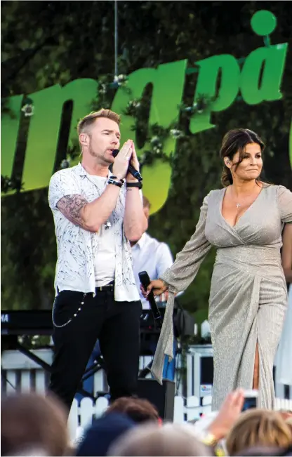  ??  ?? DUETT. Carola på scen tillsamman­s med irländske storstjärn­an Ronan Keating.