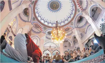  ?? FOTO: DPA ?? Begegnung mit der anderen Religion: Tag der offenen Moschee in der Sehitlik Moschee in Berlin.