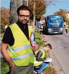  ?? Fotos: Habermeier (2), Sünkel ?? Armando Gorwillo (links) ist einer der drei Mitarbeite­r der Firma Brenner Plan, die die Erhebung organisier­en. Wenn 18 Prozent der vorbeifahr­enden Autos befragt werden, sei das ein guter Wert, bescheinig­t der Auswerter.