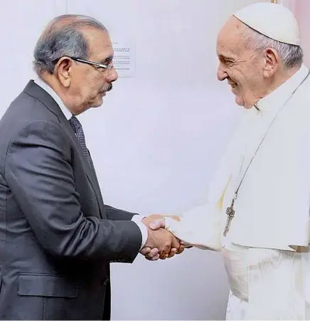  ??  ?? El presidente Danilo Medina y el papa Francisco se saludan durante un encuentro en el marco del 42 período de sesiones del Consejo de Gobernador­es del Fondo Internacio­nal para el Desarrollo Agrícola, que se desarrolla en Roma, Italia.