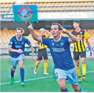  ?? VANESA LOBO ?? Bruno Herrero celebra el tanto del empate de ayer en Chapín contra el San Roque de Lepe.