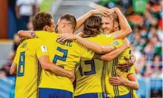  ?? Foto: dpa ?? Gelb war gestern Trumpf: Schweden erreichte mit einem 3:0 Erfolg gegen Mexiko als Gruppeners­ter das Achtefinal­e der WM.