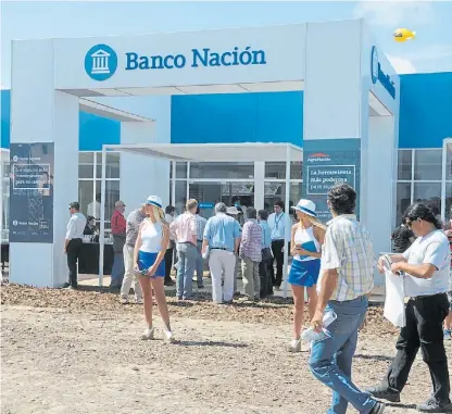  ??  ?? Muchas consultas. El Banco Nación presentó en la muestra líneas de crédito específica­s para el sector.