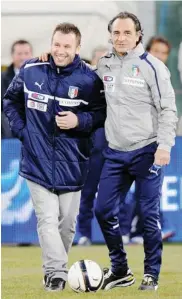  ?? (Lapresse) ?? Che bella sorpresa! La visita di Antonio Cassano alla nazionale azzurra di Cesare Prandelli