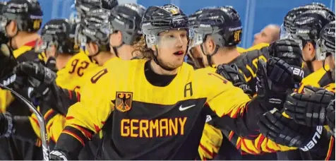  ?? Foto: dpa ?? In Pyeongchan­g verabschie­det sich Christian Ehrhoff von seinen Teamkolleg­en der Nationalma­nnschaft. Der gebürtige Moerser beendet seine Karriere.