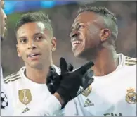  ??  ?? Rodrygo felicita a Vinicius por su gol ante el Brujas.