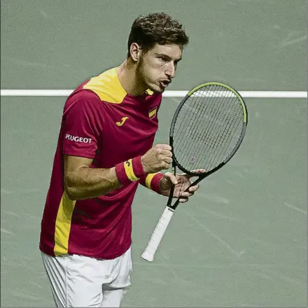  ?? FOTO: J.A. SIRVENT ?? Pablo Carreño, en la victoria de España sobre Ecuador.
Tuvo que remontar en su individual y en los dobles. Cinco horas de trabajo