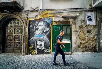  ??  ?? Murales dedicati a Totò in via Portacarre­se a Montecalva­rio, Quartieri Spagnoli, Napoli (Ansa / Cesare Abbate)