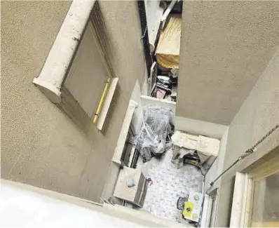  ?? Guillem Sánchez ?? Patio interior de la vivienda en el barrio de Sants donde se suicidó el hombre que iba a ser desahuciad­o, ayer.